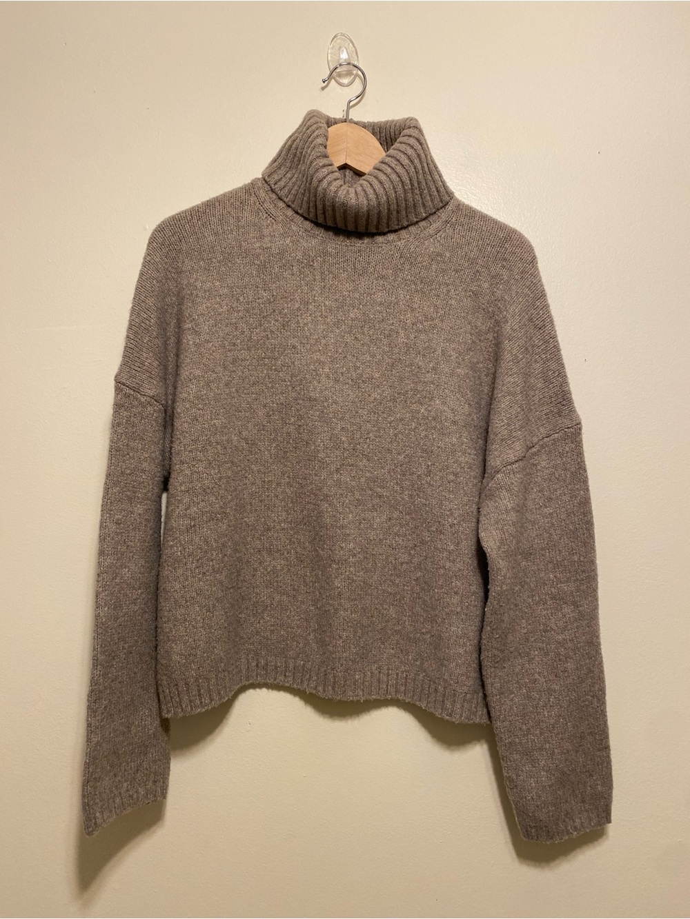 Abercrombie & Fitch Taupe Ribbed Turtleneck Sweater. Size S